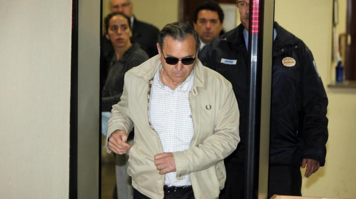 El exdirigente local del PSOE Antonio Garrido Santoyo saliendo de los juzgados de Sevilla en abril de 2014