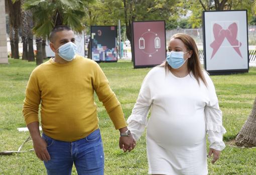 Zahira, la paciente operada, llegando hoy a la rueda de prensa con su marido