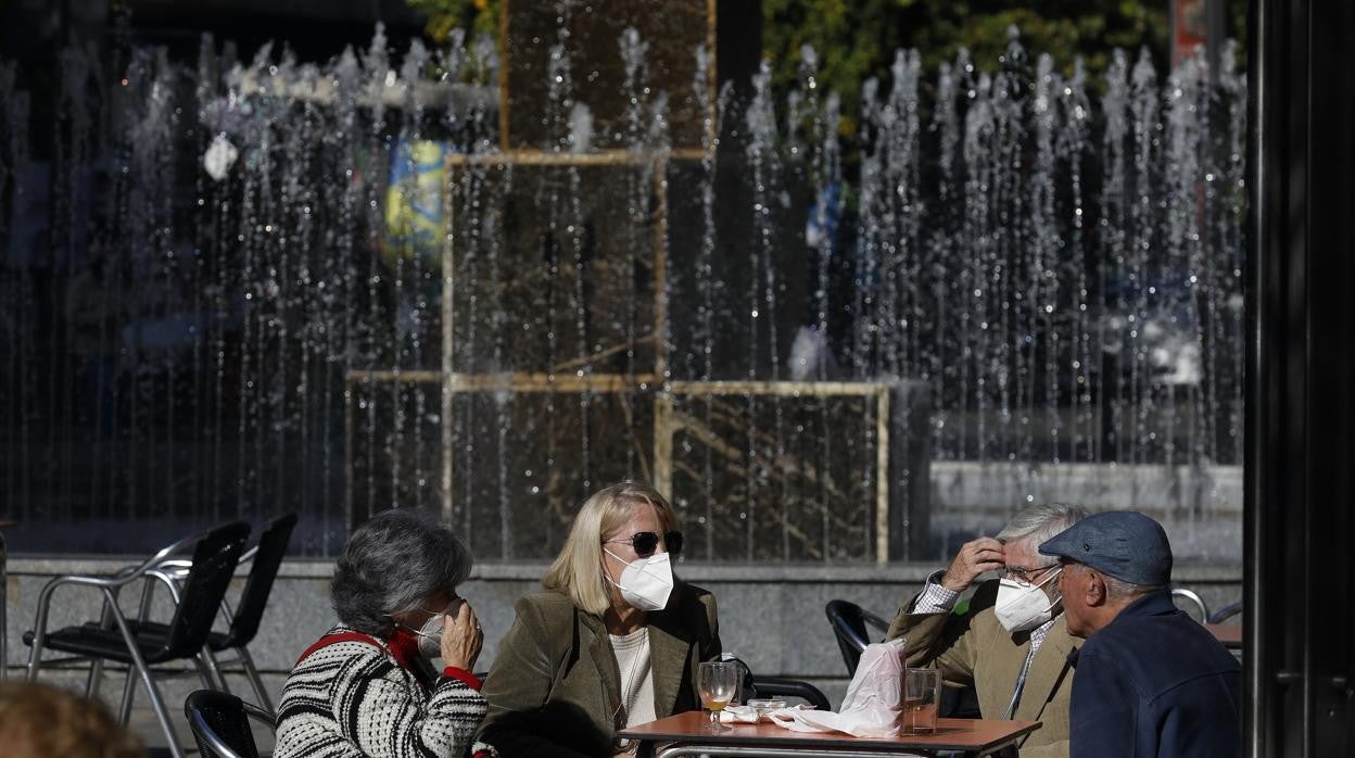 Un grupo de personas en un velador del centro de la ciudad