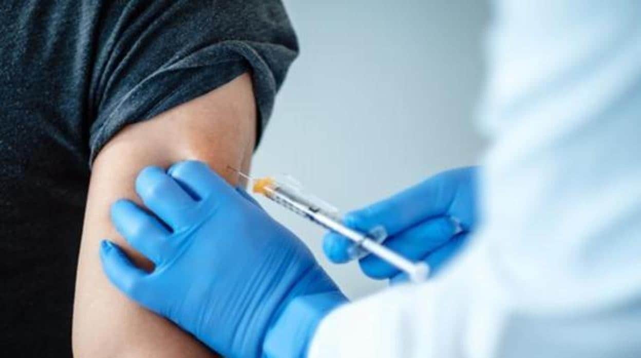 Un paciente recibe una vacuna contra el coronavirus