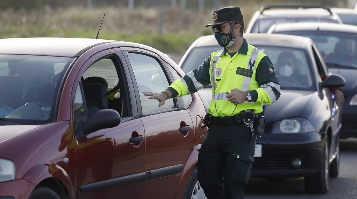 Un agente de la Guardia Civil de Córdoba durante un control