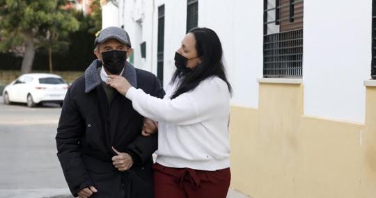 Una señora con su pader enfermo de Alzheimer