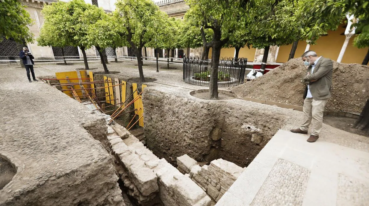 Restos arqueológicos en el Patio de los Naranjos de la Mezquita-Catedral de Córdoba