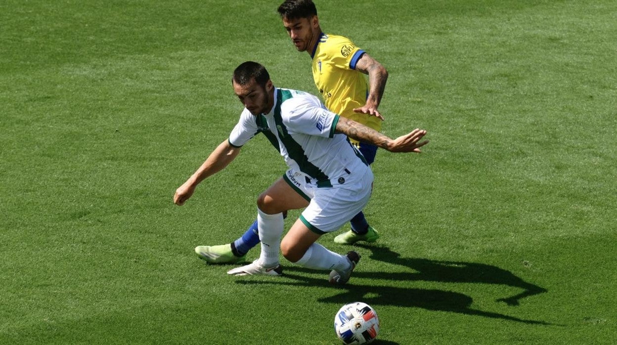 Moutinho, en una acción del Córdoba CF ante el Cádiz B este domingo