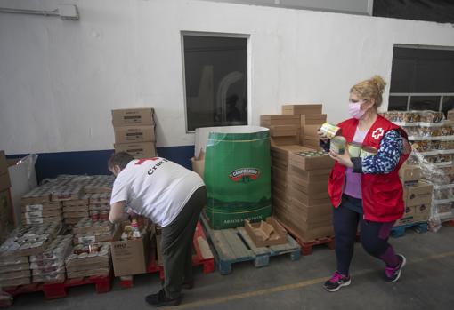 Dos mujeres clasifican alimentos