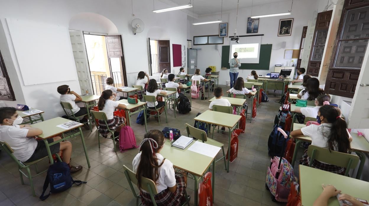 Una profesora se dirige a sus alumnos en plena clase