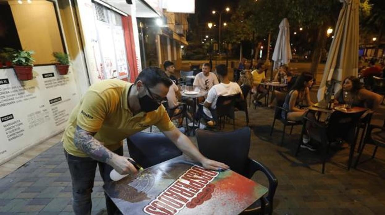 Veladores de un bar en Sevilla