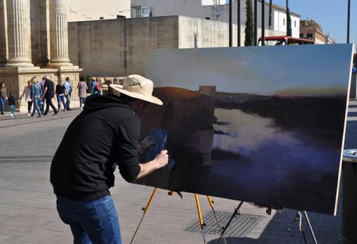 Manuel Castillero pintando en la Puerta del Puente