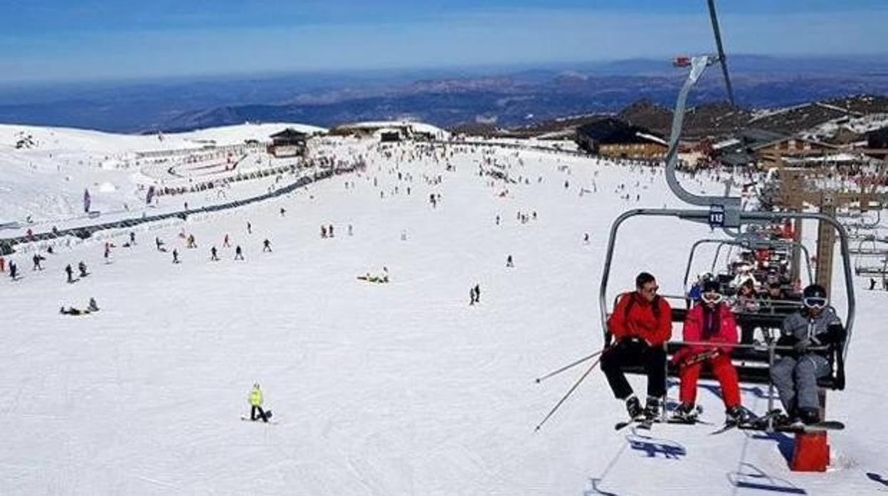 Esquiadores en Sierra Nevada