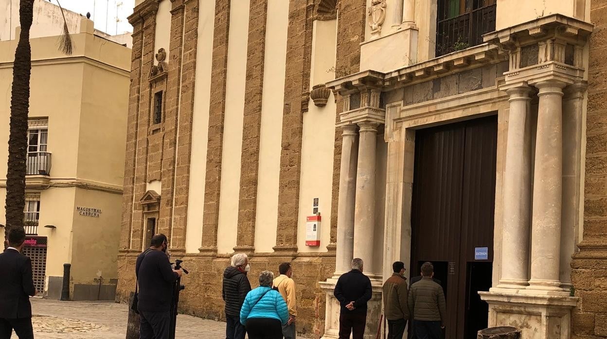 La iglesia de Santiago acoge el inicio del tiempo de Glorias en Cádiz