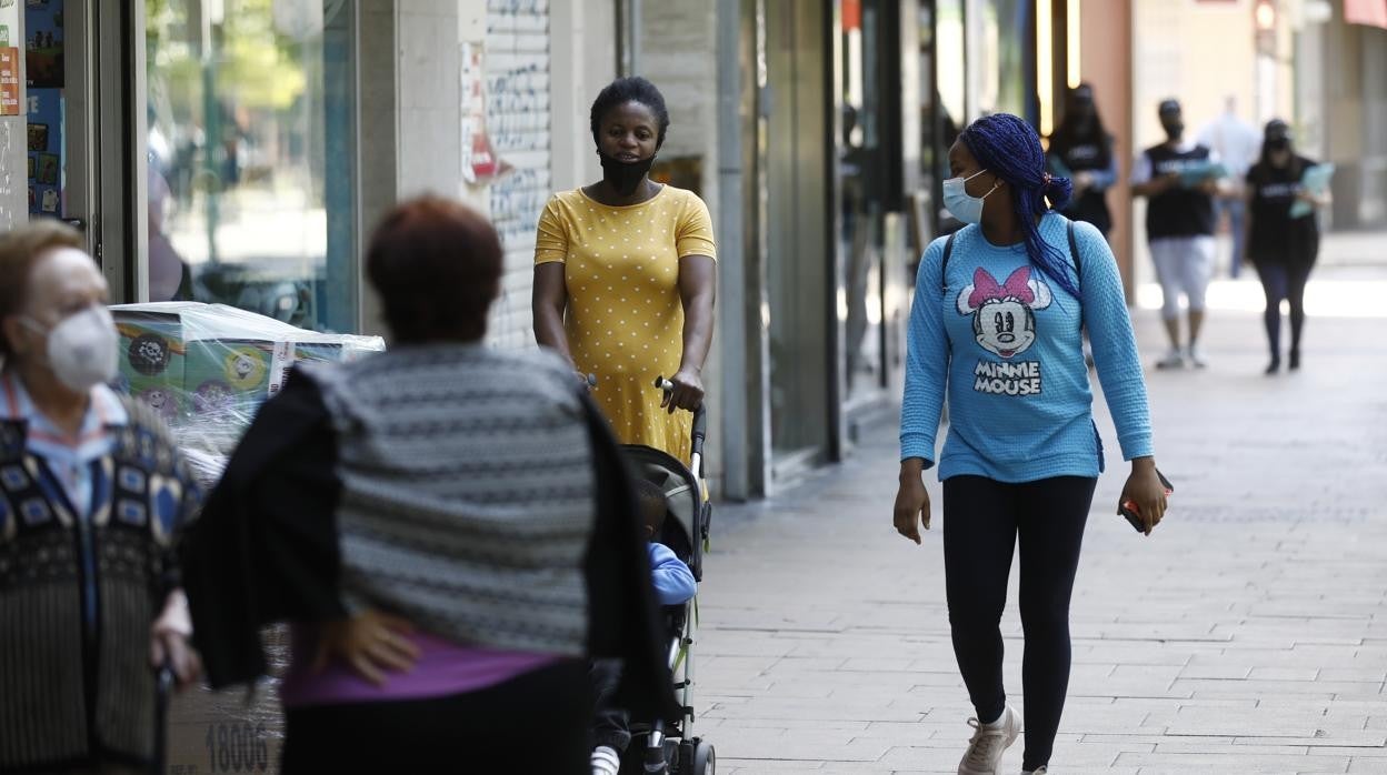 Dos mujeres subsaharianas pasean por el Centro de Córdoba