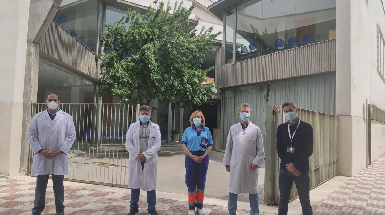 González Lama -segundo por la derecha- posa con parte del equipo en el centro de salud de Cabra