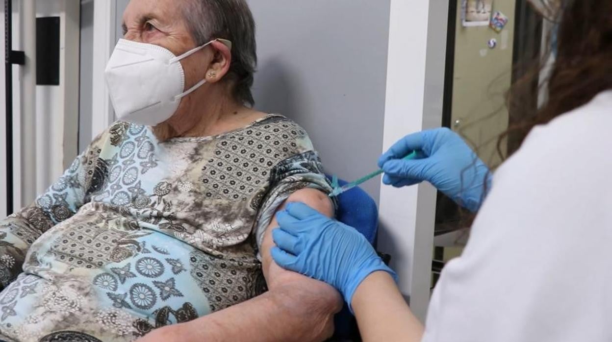 Una señora mayor recibe la vacuna frente a la Covid en una imagen de archivo