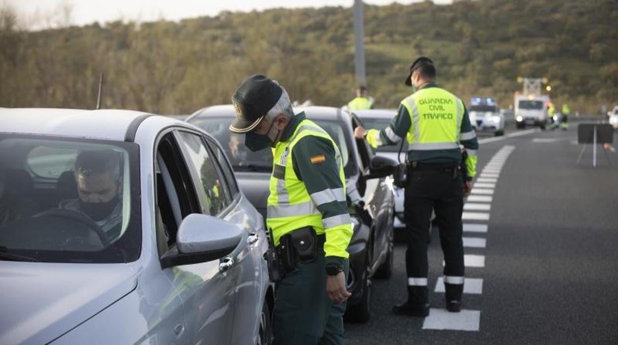 La Guardia Civil establece un control en Sevilla para pedir la documentación que justifique los desplazamientos