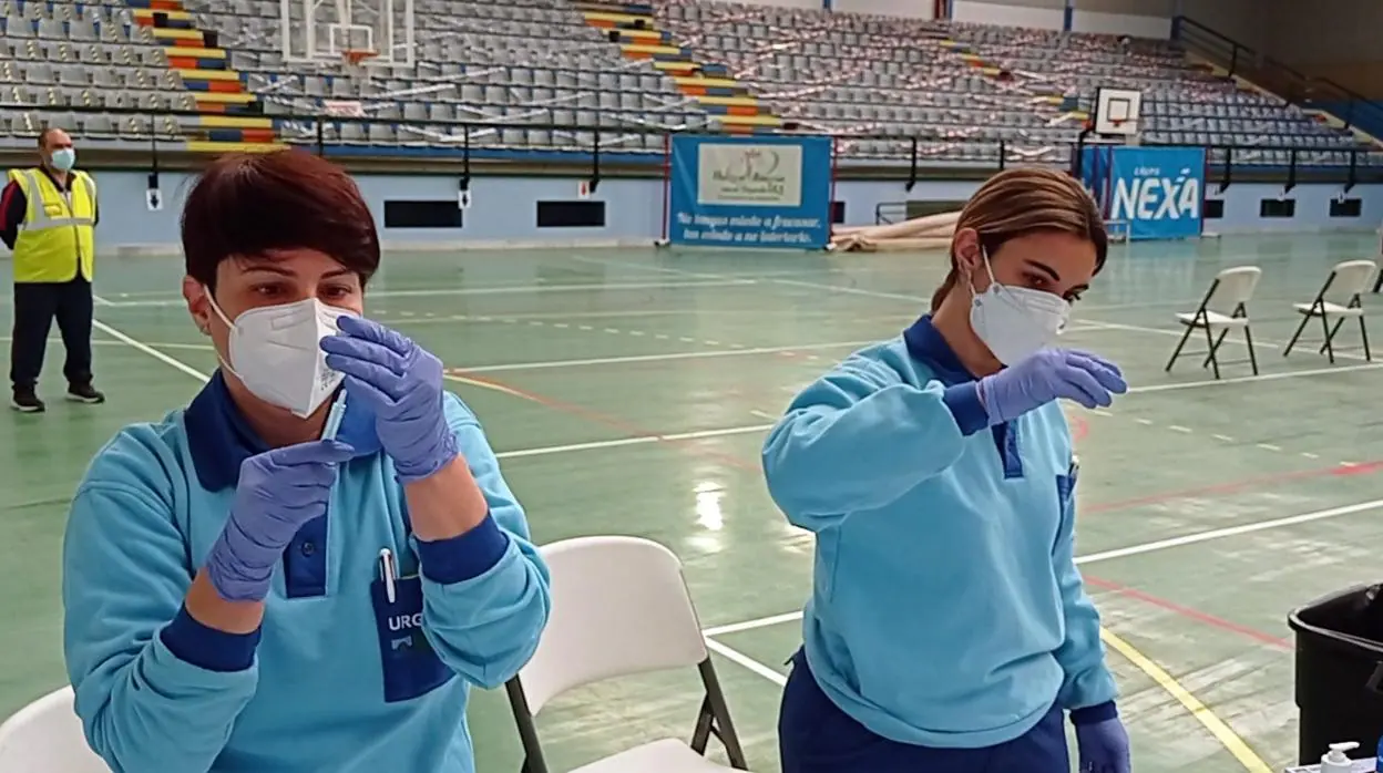 Dos enfermeras preparan los viales para la vacunación en Huércal de Almería.