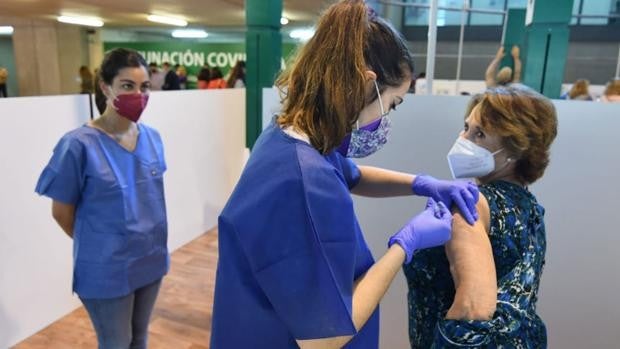 Andalucía ya tiene al 25% de su población con algún grado de protección contra el coronavirus