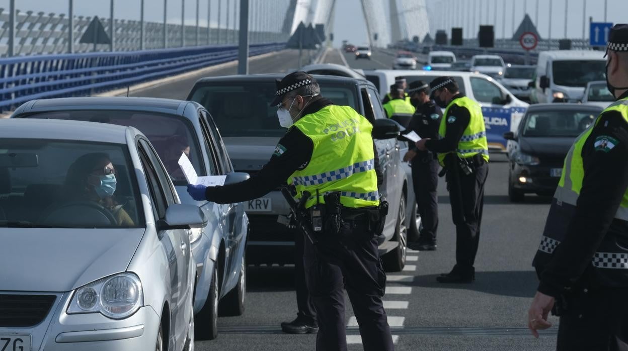 Control de acceso a Cádiz el pasado mes de febrero.