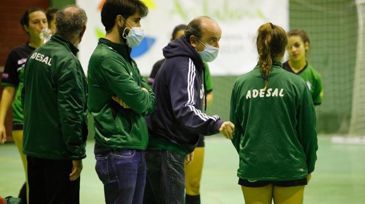 Rafa Moreno, entrenador de Adesal, da instrucciones a sus chicas