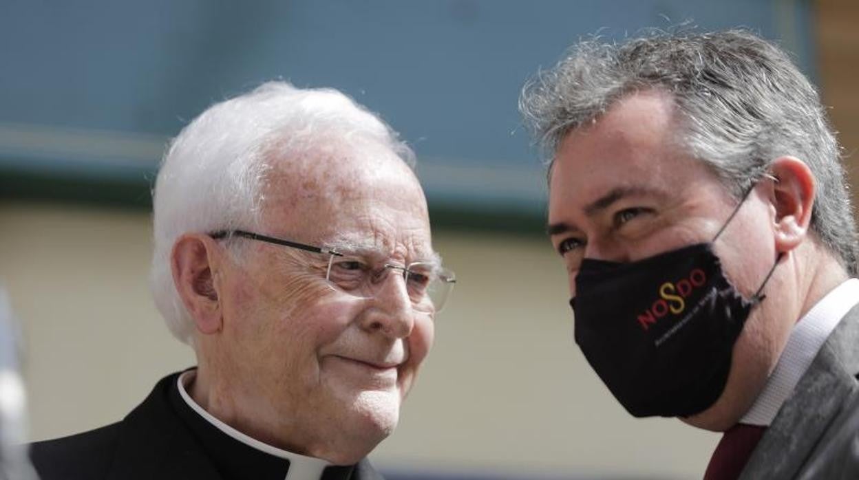 El cardenal Carlos Amigo también estuvo con el alcalde de Sevilla en la rotulación de una calle el viernes 23 de abril