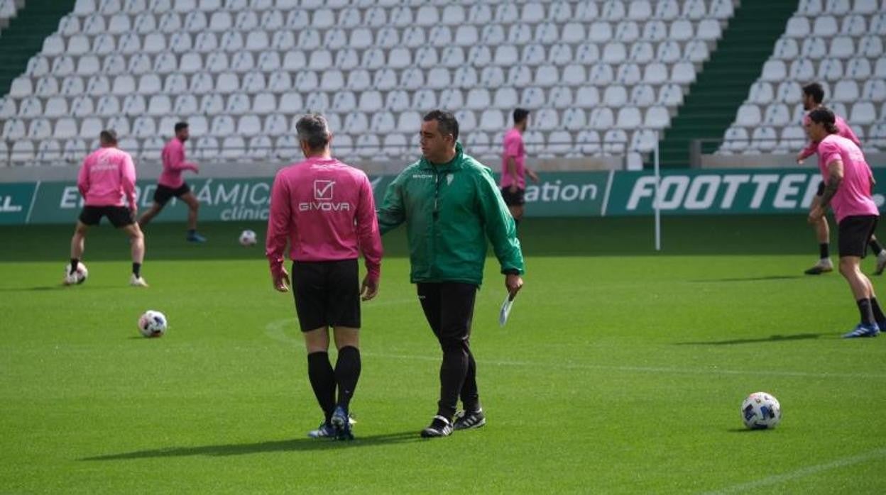 Gerrmán Crespo saluda a Piovaccari en un entrenamiento