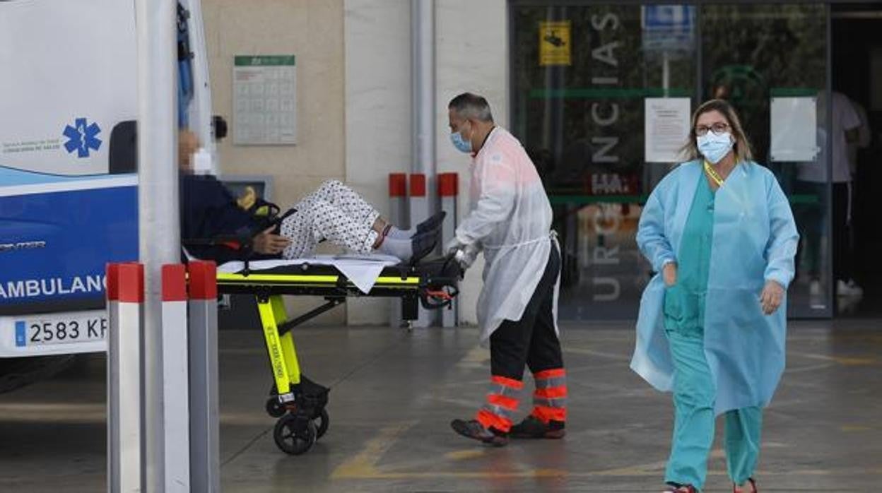 Sanitarios a las puertas de las Urgencias del Hospital Reina Sofía de Córdoba