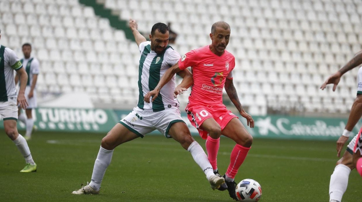 De las Cuevas pelea con David González, autores de los goles en el Córdoba CF-Tamaraceite