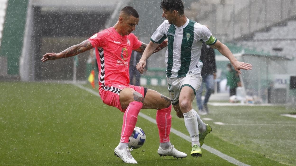 Javi Flores en una acción ante el Tamaraceite