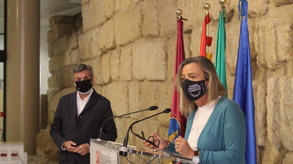 La primera teniente de alcalde del Ayuntamiento, Isabel Albás, junto a Miguel Ángel Torrico