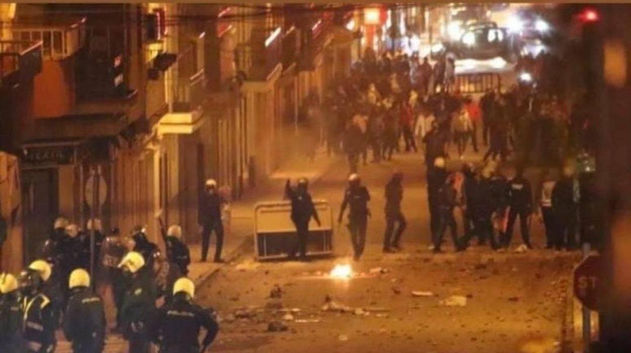 Agentes y manifestantes durante la revuelta