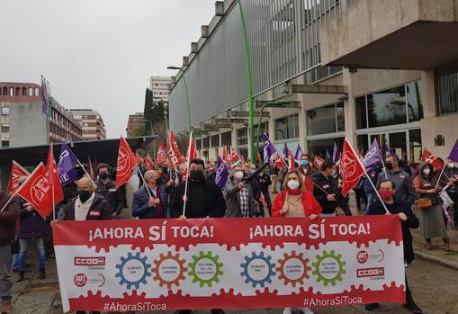 Imagen de una de las movilizaciones de UGT y CC.OO. los días 11 de cada mes