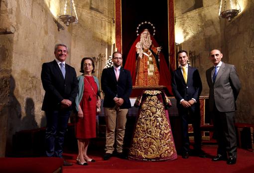 Manuel Marvizón, a la derecha, junto a la Virgen de la Angustia durante su estancia en San Miguel en 2014