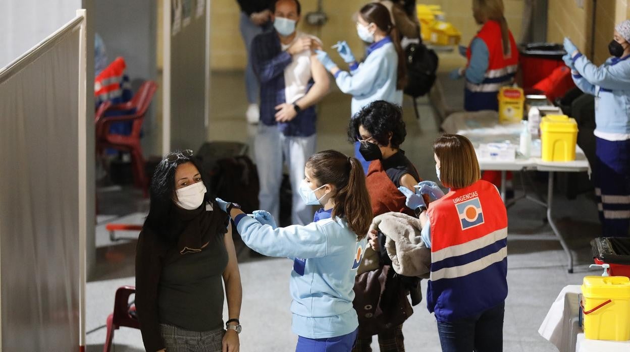 Vacunación de docientes en el pabellón Vista Alegre de Córdoba