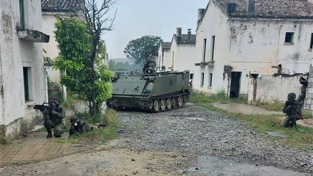 El Regimiento 'La Reina' nº2 de la BRI X de Córdoba se adiestra en combate en zonas urbanizadas