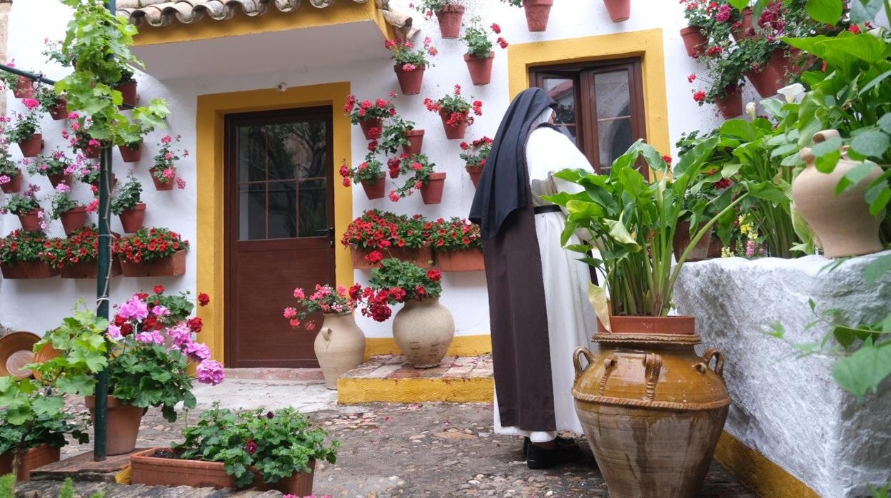 Una jerónima cuidando el patio, ayer