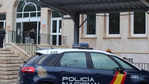 Detenidos dos menores en Almería por apuñalar a un indigente con un cuchillo de cocina