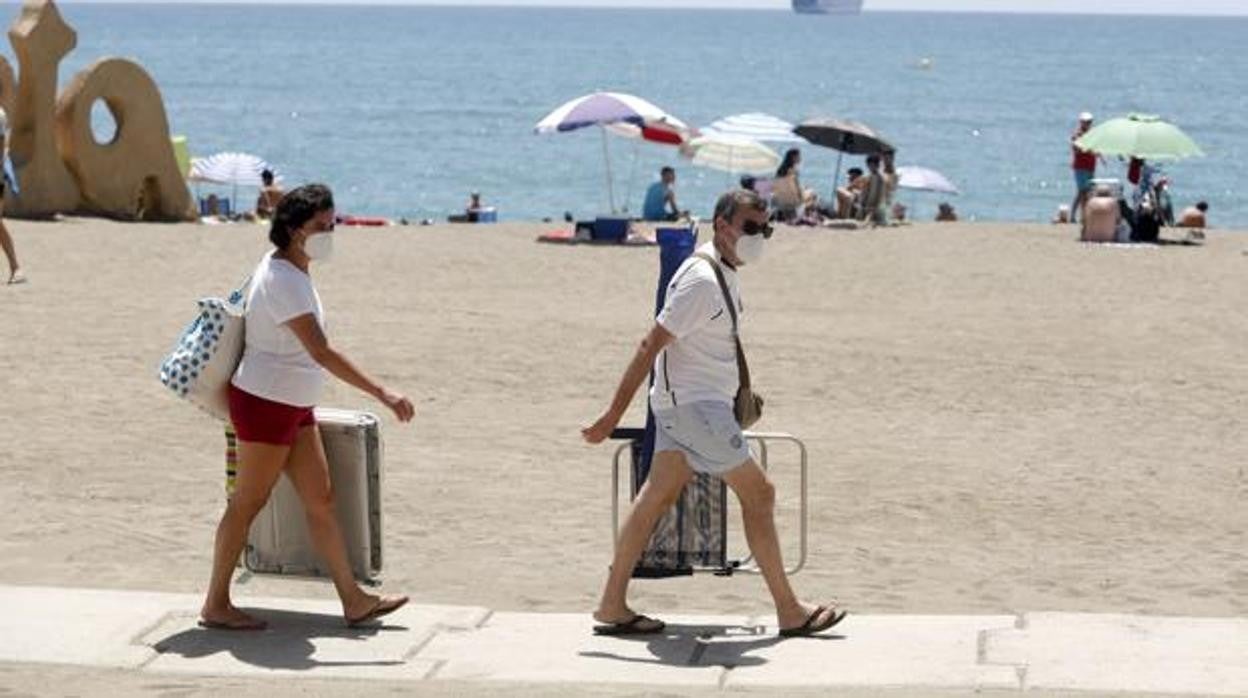 Dos turistas en una playa de Andalucía