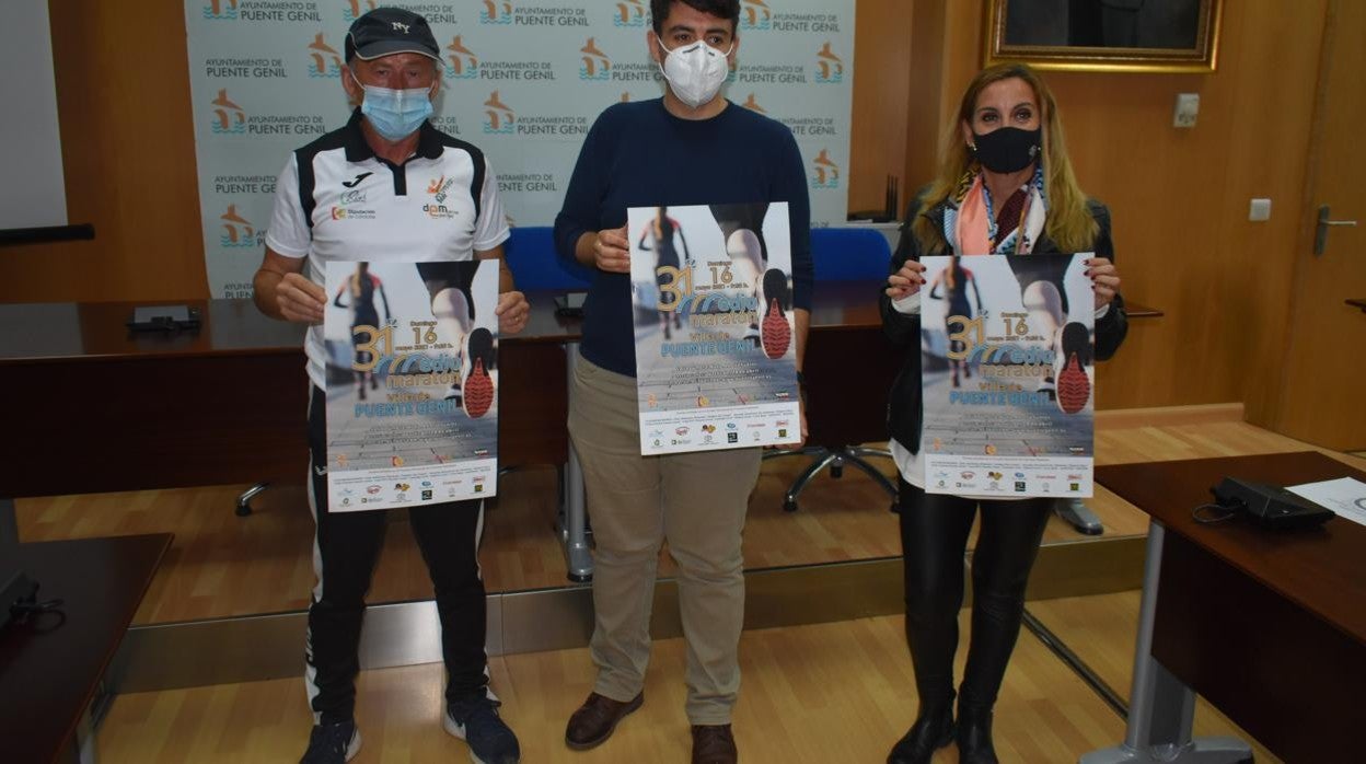 Miguel Ríos, José Antonio Gómez y Sandra Martínez, en la presentación de la Media de Puente Genil