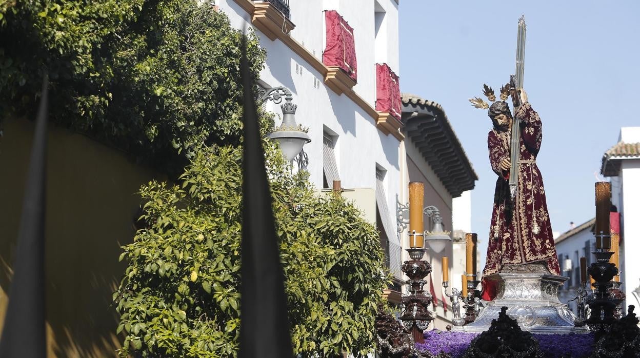 Jesús Nazareno, una tarde de Jueves Santo por la plaza de San Andrés