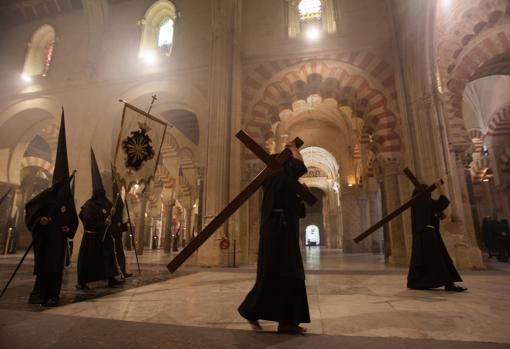 Nazarenos de Jesús Nazareno en el interior de la Catedral