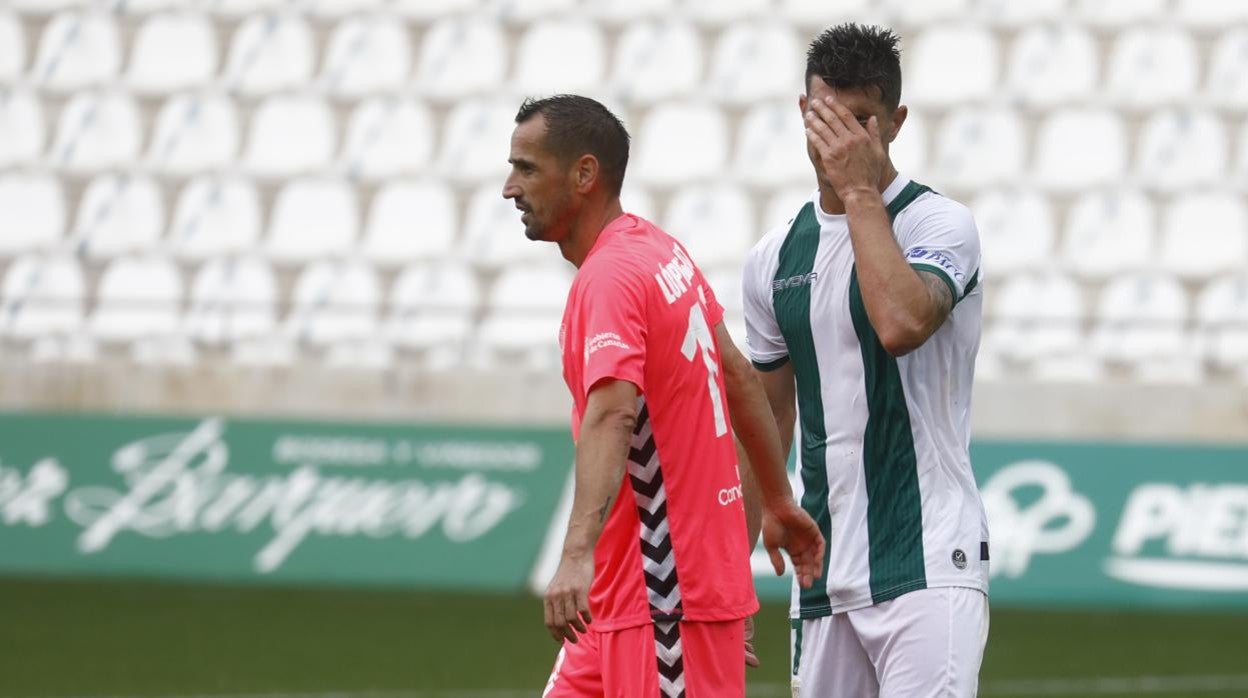 El delantero del Córdoba CF Willy se pone las manos en las cara