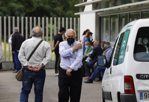 Cola de vacunación en el centro de salud Carlos Castilla del Pino de Córdoba