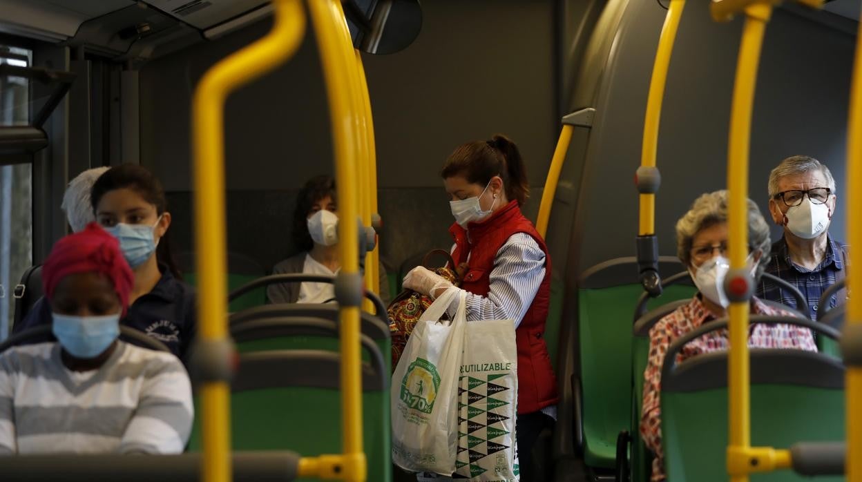 Viajeros en una línea de autobús de Aucorsa en Córdoba