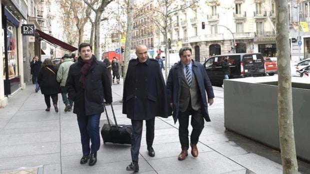 Saqueo del Córdoba CF | El juez imputa a Jesús León, su esposa y hermanos, Luis Oliver y a Zulategui