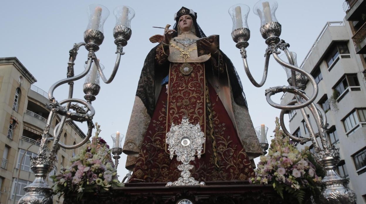 Candelabros que se van a sustituir en el paso de Santa Teresa y el Niño Jesús de Praga