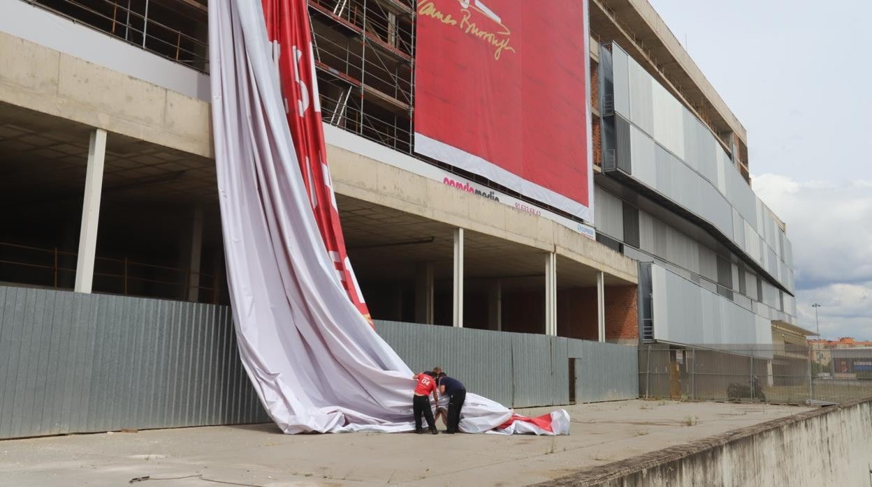 Operarios retiran la lona de preferencia de El Arcángel