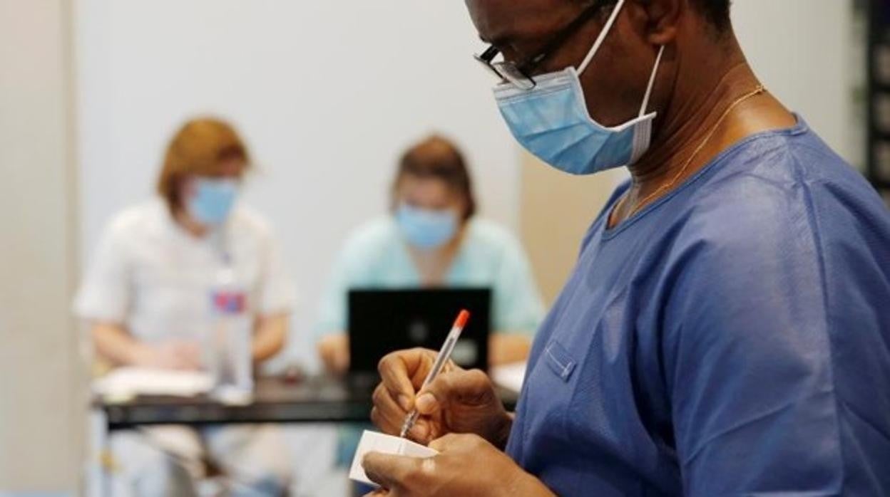 Sanitarios durante su jornada laboral