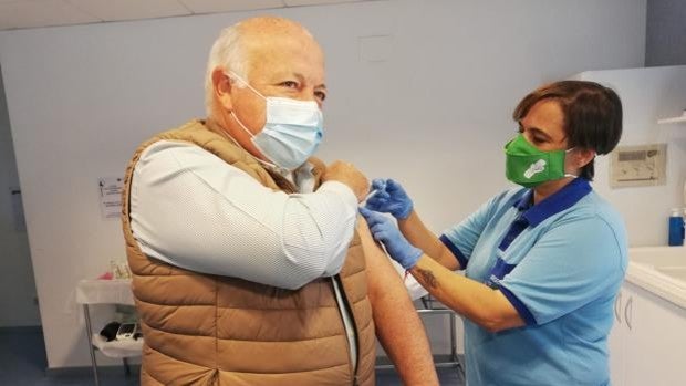 El consejero de Salud de la Junta ha sido vacunado  este sábado con Astrazeneca