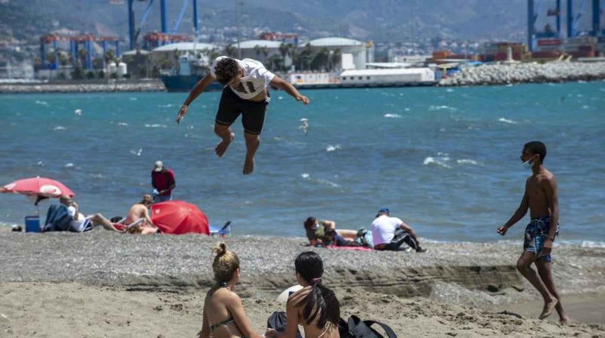 Imagen de la playa de la Misericordia en Málaga el 1 de mayo