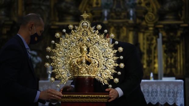 La nueva corona de la Esperanza de Córdoba, orfebrería de detalles en oro y plata