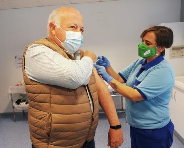El consejero de Salud, Jesús Aguirre, de 65 años, se vacuna en Córdoba con AstraZeneca